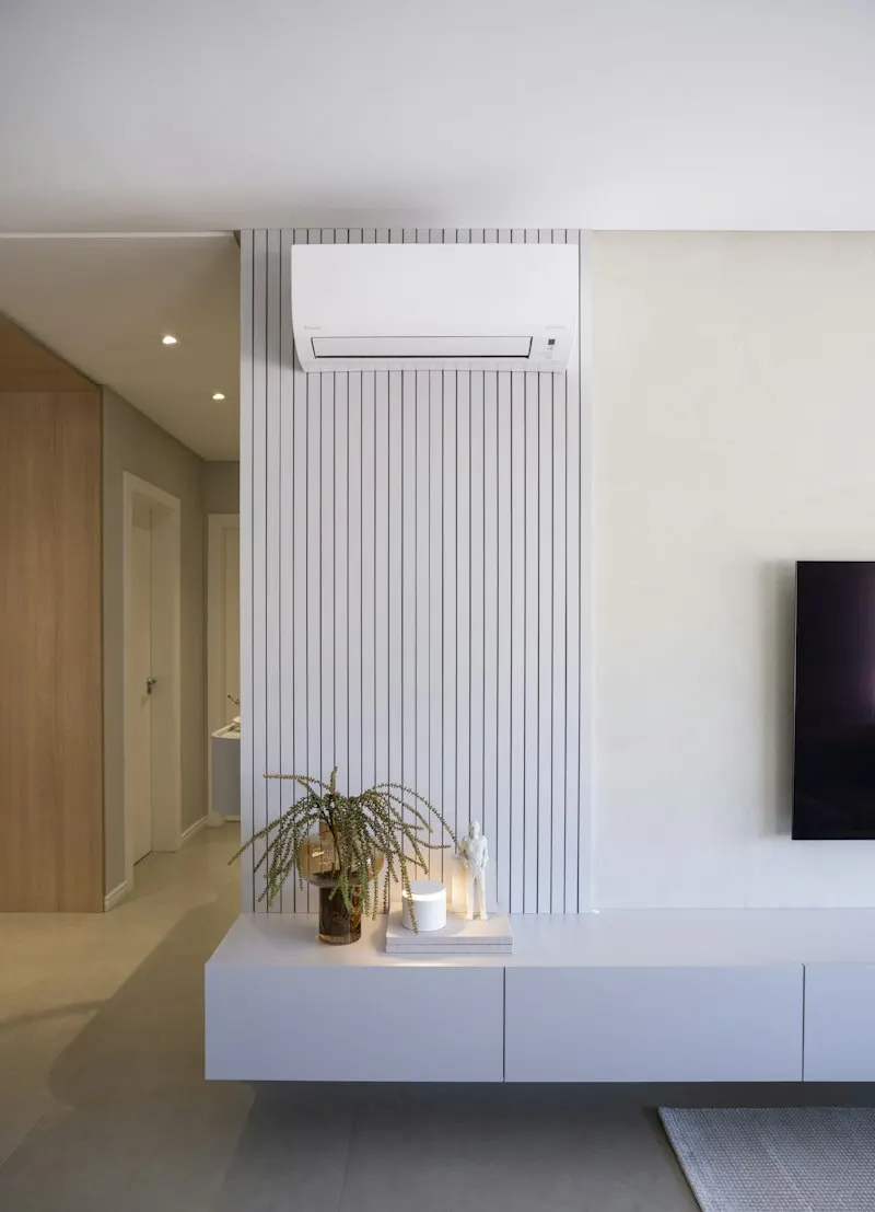 Zidna inverter klima jedinica u dnevnoj sobi
